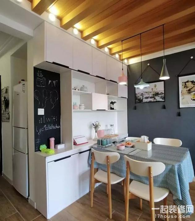 小户型餐厅可以做上一个定制餐边柜,储物空间更多 小户型餐厅可以做上一个定制餐边柜,储物空间更多